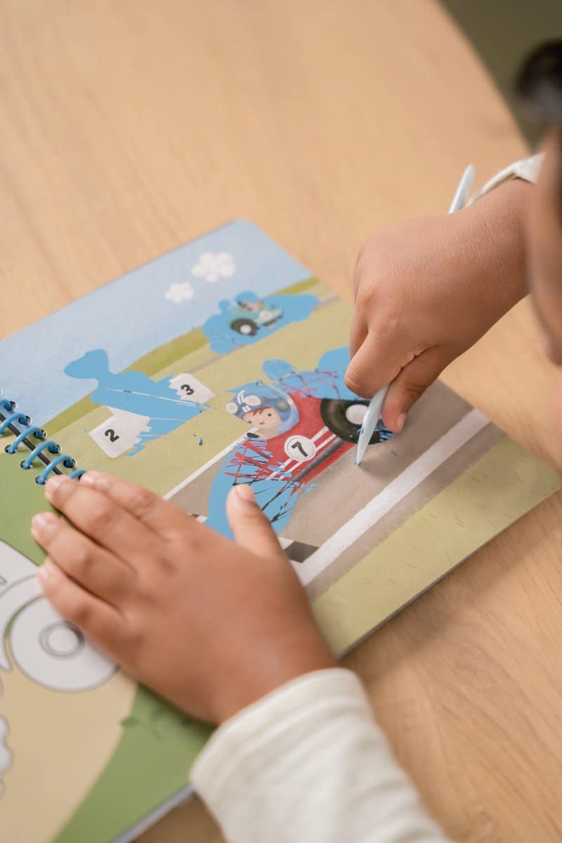 Livro Scratch "Jim & Friends" - Little Dutch